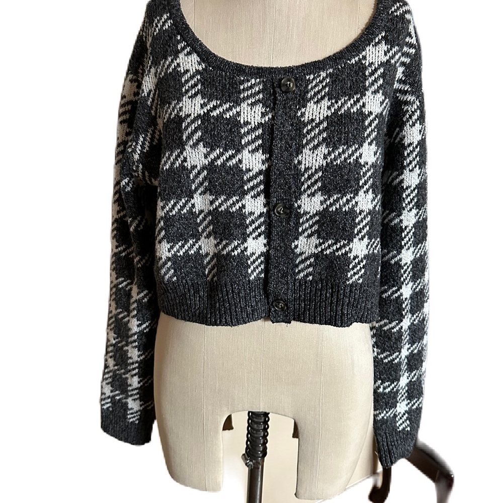 Aster Women’s Charcoal Gray and Cream Cropped Sweater. Size Large